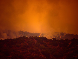 Los Angeles környékén viszonylag gyakoriak az erdőtüzek. A kép néhány éve készült, amikor szintén lángolt a terület