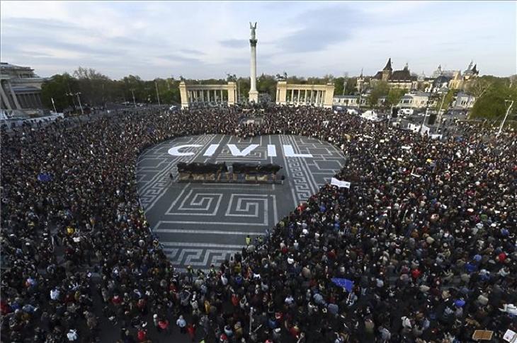 Tízezrek tüntettek a CEU és a civil szervezetek mellett a Hősök terén, 2017-ben