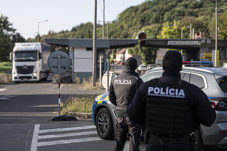 Szlovák rendőrök határellenőrzést végeznek a somoskőújfalui határátkelőnél 2023. október 5-én. Fotó: MTI/Komka Péter 