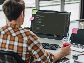 Akár 800 ezres kezdő fizetésre is számíthatnak olyan informatikusok, akiknek egyéb előképzettségük is van
