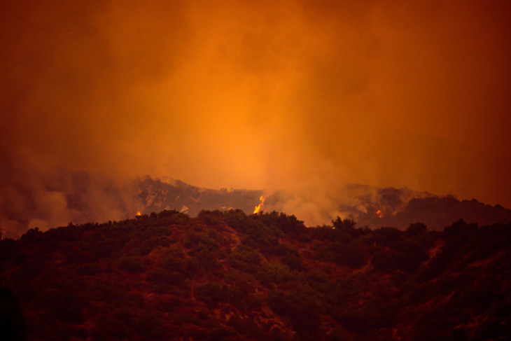 Los Angeles környékén viszonylag gyakoriak az erdőtüzek. A kép néhány éve készült, amikor szintén lángolt a terület