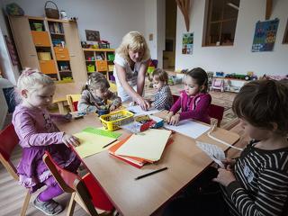 Örülhetnek az óvónők és a tanárok, Brüsszel fizetett