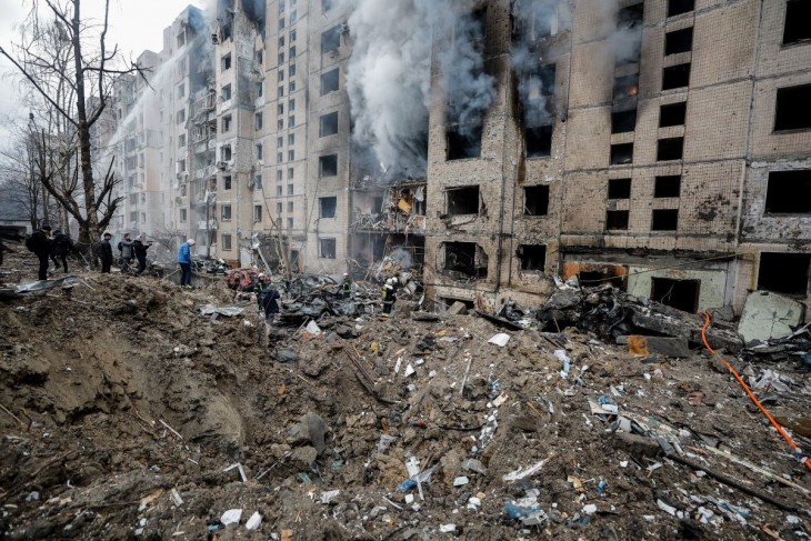 Orosz rakétatámadás nyomán keletkezett tüzet fékeznek meg tűzoltók egy kijevi lakóépületben 2024. január 2-án. Vitalij Klicsko kijevi polgármester közölte, hogy az ukrán fővárosra mért intenzív rakétatámadásban legkevesebb tíz ember megsebesült. Fotó: MTI/EPA