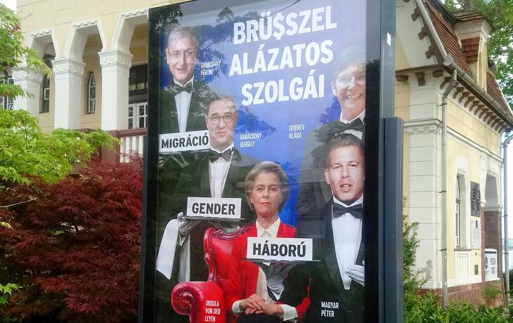 Egy nagy, kék plakát, állítólag az állampolgárok tájékoztatásának céljával