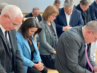 Balog Zoltán, Novák Katalin és Orbán Viktor imádkoznak