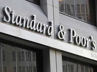 Figyelmeztette az S&P Magyarországot: baj lehet az osztogatásból