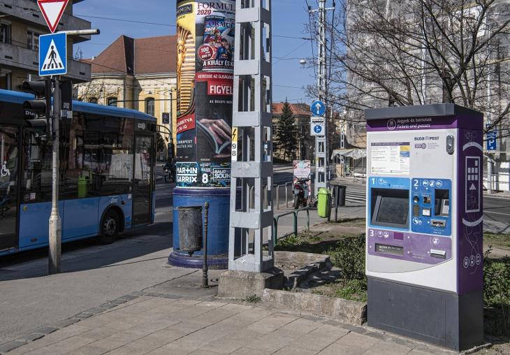 A BKK jegyárusító automatája a Krisztina körúton (Fotó: MTI/Szigetváry Zsolt)