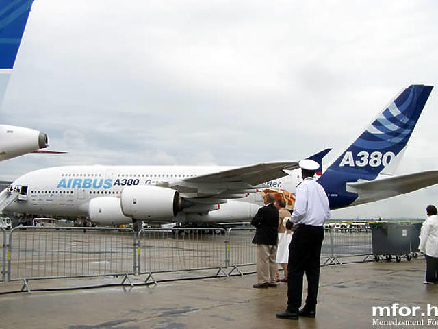 Az Airbus szupergépe oldalról...