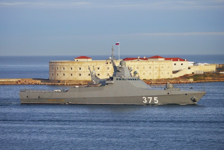 Az orosz Fekete-tengeri Flotta egy Vaszilij Bikov osztályú korvettje Szevasztopol kikötőjében. Egyelőre nem tűntek fel a blokádtörő hajók körül az orosz egységek. Fotó: Wikimedia