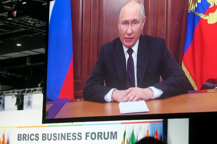 Az orosz elnök beszéde a kivetítőn a BRICS-országok johannesburgi csúcstalálkozóján. Fotó: MTI/EPA/Kim Ludbrook 