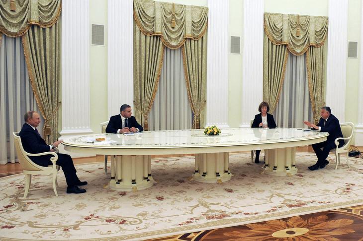 Orbán Viktor azt mondta, ilyen hosszú asztalnál még sohasem ült