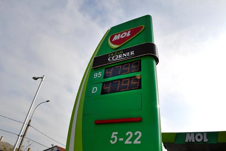 A kormány 480 forintban maximálta a benzin és a gázolaj literenkénti árát - mostantól a minimumár is ez lesz... Fotó: MTI/Koszticsák Szilárd