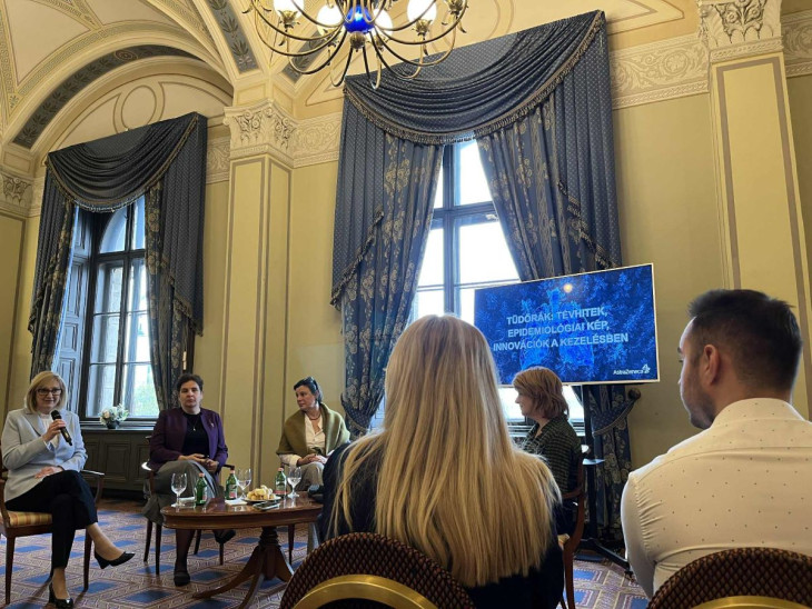 Balról jobbra: Dr. Bogos Krisztina, az Országos Korányi Pulmonológiai Intézet főigazgatója, Dr. Kerpel-Fronius Anna, az Országos Korányi Pulmonológiai Intézet főigazgató helyettese, diagnosztikáért felelős igazgatója és Pataki Erika, a LÉLEK-ZET Egyesület képviselője