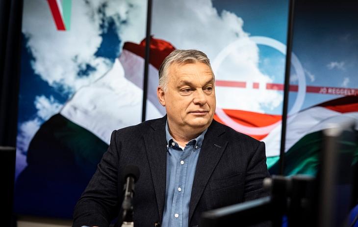 A Miniszterelnöki Sajtóiroda által közreadott képen Orbán Viktor miniszterelnök interjút ad a Jó reggelt, Magyarország! című műsorban a Kossuth rádió stúdiójában 2022. január 28-án. MTI/Miniszterelnöki Sajtóiroda/Fischer Zoltán