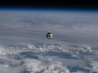 Visszatért a Földre négy űrhajósával a SpaceX kapszula a rejtélyes megbetegedés miatt