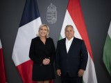 Orbán Viktor miniszterelnök, a Fidesz elnöke fogadja Marine Le Pent, a francia Nemzeti Tömörülés nemzetgyűlési frakcióvezetőjét a Karmelita kolostorban 2023. szeptember 27-én. Fotó: MTI/Miniszterelnöki Sajtóiroda/Benko Vivien Cher 