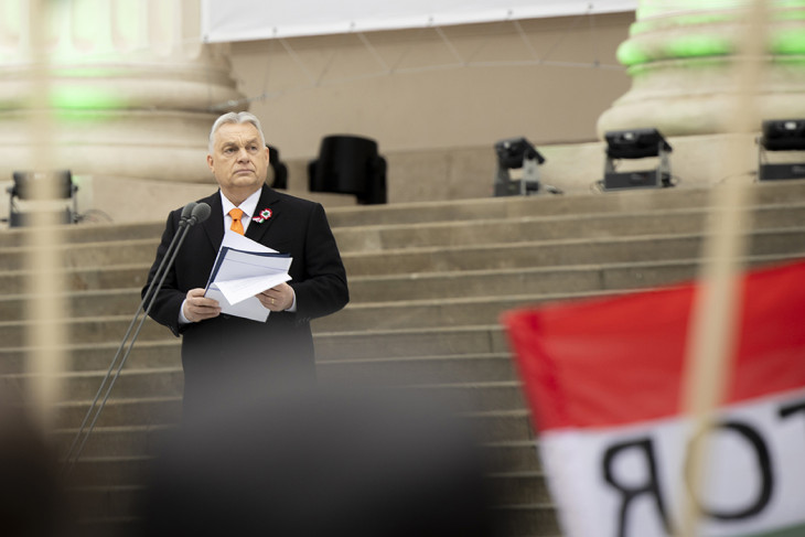 Orbán Viktor az állami díszünnepségen a Múzeumkertben 2025. március 15-én - nem a levegőbe beszélt?