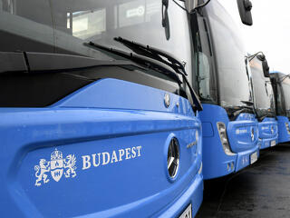 Autó helyett busszal a metróhoz!