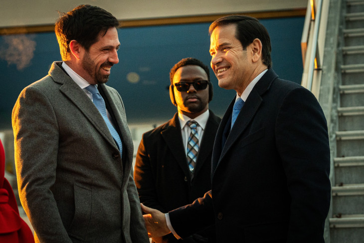 Széles mosolyt villantott az épp csak landoló politikus