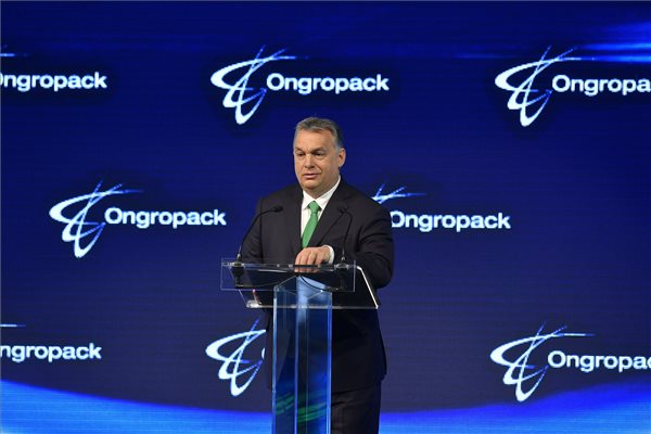 Orbán Viktor miniszterelnök beszédet mond az Ongropack Kft. szirmabesenyői gyárának avatásán 2018. március 27-én. (MTI Fotó: Czeglédi Zsolt)