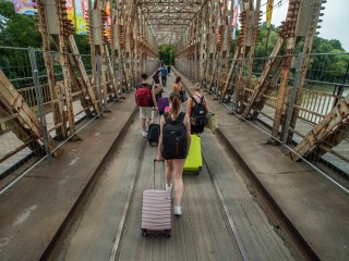 A 29. Sziget fesztiválra tartó fiatalok érkeznek a K-hídon az óbudai Hajógyári-szigetre 2023. augusztus 9-én. Fotó: MTI/Balogh Zoltán