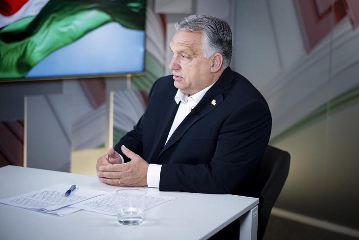 Orbán Viktor nem hagyta ki az interjút. Fotó: MTI / Miniszterelnöki Sajtóiroda / Fischer Zoltán