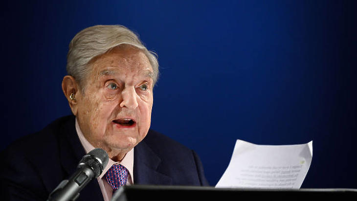 Soros György beszél a davosi Világgazdasági Fórumon. (Fotó: AFP)