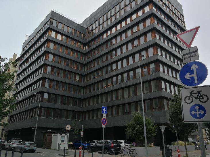 Az Arany János utcában régóta kong az ürességtől a volt egészségügyi minisztérium irodaháza