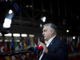 Kiderült, ki fogta le Orbán Viktor kezét Brüsszelben