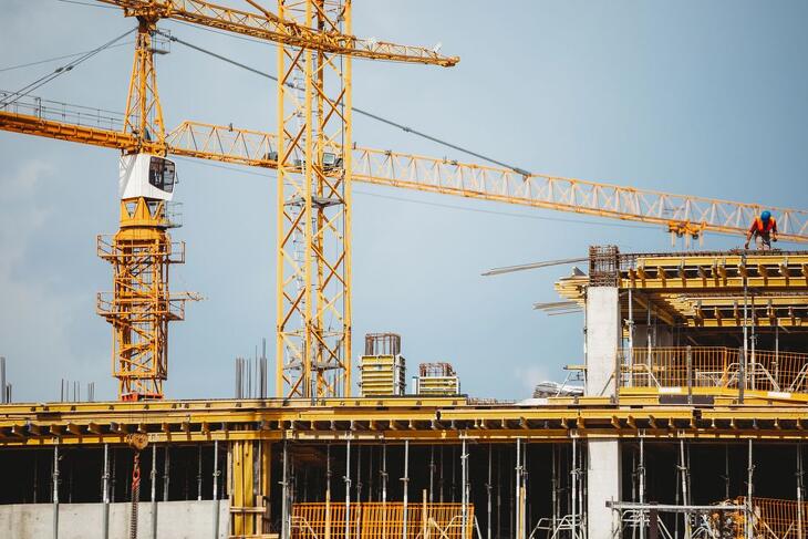 Az építőipar és az élelmiszeripar nyomás alatt volt, a turizmus és az energetika jól húzott