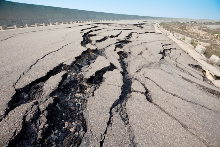 Megrepedt út földrengés után. Fotó: Depositphotos