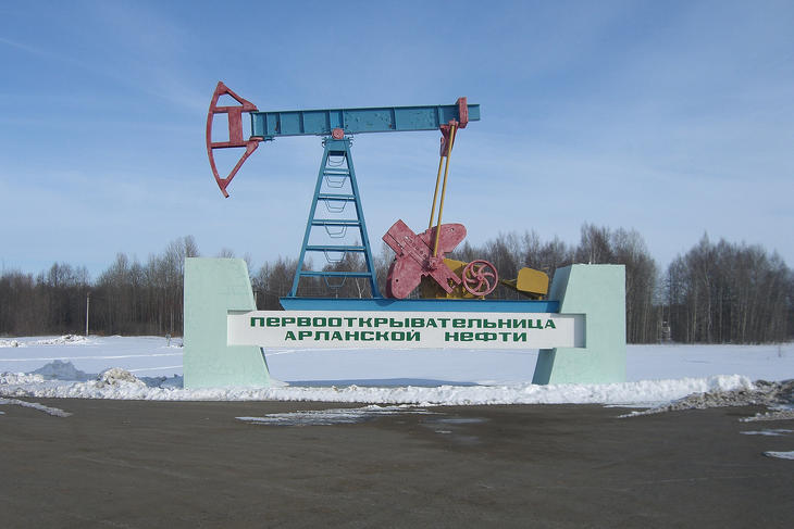 Emlékmű egy orosz olajmező felfedezőjének. Fotó: Wikimedia