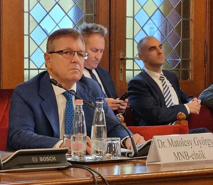 Matolcsy György már korábban is kritikákat fogalmazott meg egy bizottsági meghallgatáson - a kép ott készült. Most a parlamentben folytatta. Fotó: Facebook / Tordai Bence