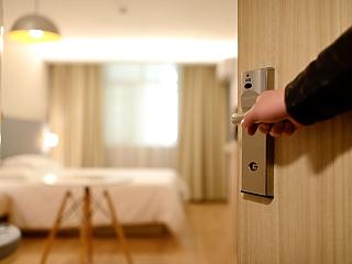 Ötcsillagos luxusszállodában is pihenhetnek a médiahatóság dolgozói szociális alapon