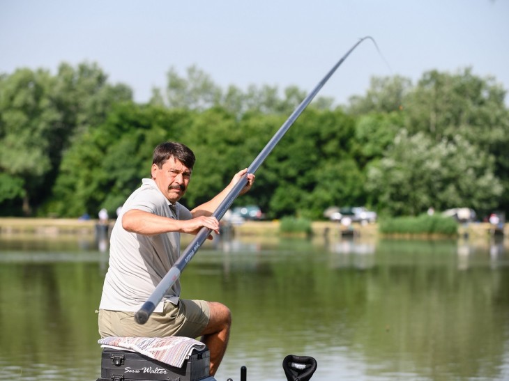 A volt államfő egyik hobbija a horgászat. Fotó: Vasvári Tamás / MTI