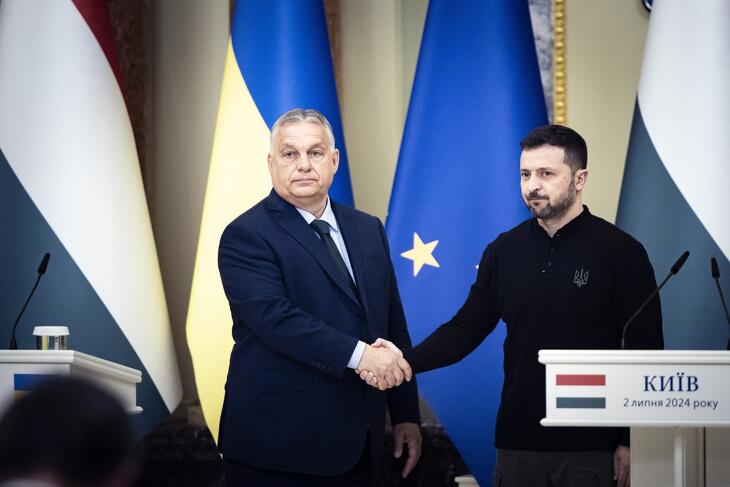 Orbán Viktor és Volodimir Zelenszkij kézfogása Kijevben 2024. július 2-án - a magyar miniszterelnök az oroszokat ültetné az erő pozíciójában tárgyalóasztalhoz?