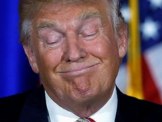 Donald Trump túlvan a történelmi aláíráson