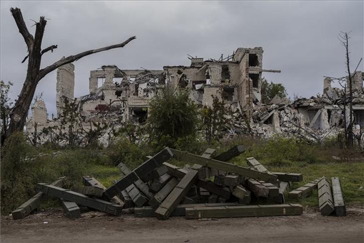 Lőszerekkel teli dobozok egy elpusztult iskolaépület maradványai előtt az ukrán fennhatóság alá visszakerült dél-ukrajnai Herszon közelében fekvő falvak egyikében 2022. november 16-án. Fotó: MTI/AP/Bernat Armangue 