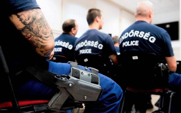 A rendőrök megnyugodhatnak. Fotó: MTI/Koszticsák Szilárd