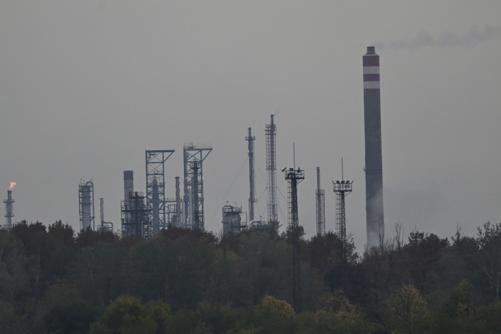  Mol százhalombattai Dunai Finomítója 2025. október 21-én. A Mol megerősítette, hogy előző nap éjjel tűz ütött ki a finomító AV3-as üzemében. 