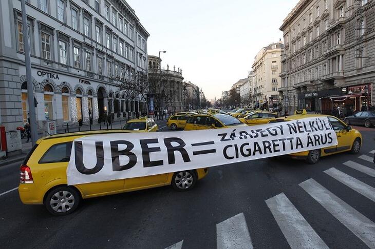 2016-ban pont a túl alacsonynak ítélt árak miatt tüntettek a taxisok az Uber ellen.