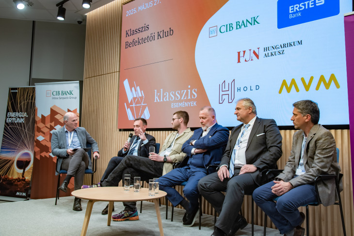 Csabai Károly főszerkesztő kérdezi a panel résztvevőit. Balról jobbra: Somlai László - Erste Private Banking vezetője, Simonyi Dániel - Marketprog Alapkezelő, portfóliókezelő, Nagy Bálint  - Hungarikum Alkusz, pénzügyi és befektetési szakértő, Dócs János - CIB Bank, Private Banking vezető  és Cser Tamás - Hold Alapkezelő, vezető részvényportfólió-kezelő     