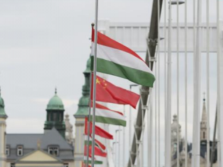 Magyar és kínai zászlók Budapesten