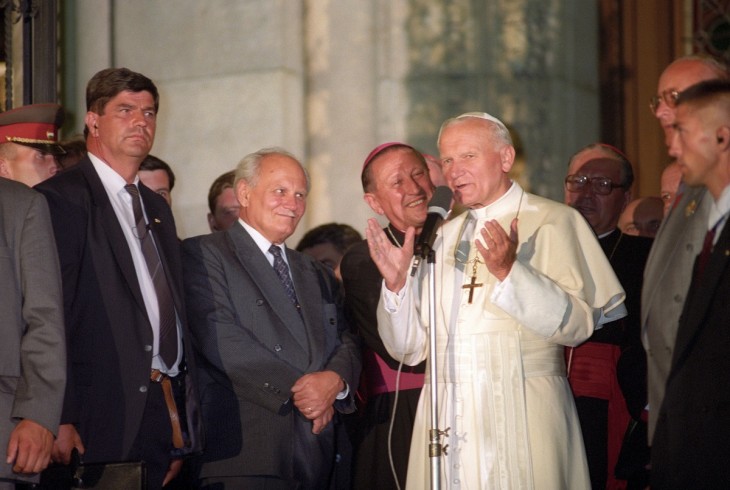 II. János Pál 1991 augusztusában a parlament lépcsőjéről köszöntötte a magyarokat. Fotó: MTI / Soós Lajos