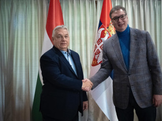 A Miniszterelnöki Kommunikációs Főosztály által közreadott képen Aleksandar Vucic szerb elnök (j) fogadja Orbán Viktor miniszterelnököt Belgrádban 2025. május 23-án. 