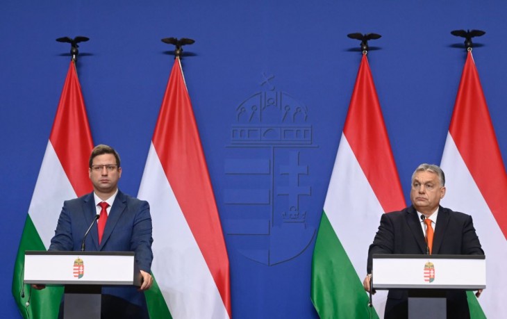 Orbán Viktor miniszterelnök évzáró nemzetközi sajtótájékoztatót tart a Kormányinfó keretében a Karmelita kolostorban 2022. december 21-én. A kormányfő mellett Gulyás Gergely Miniszterelnökséget vezető miniszter. Fotó: MTI/Koszticsák Szilárd