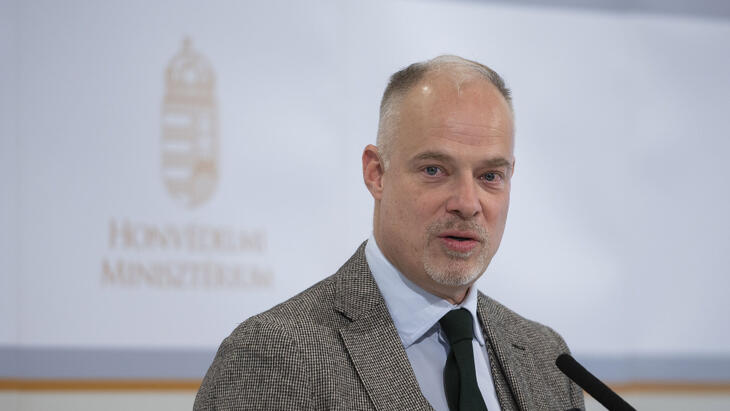 A honvédelmi miniszter rövidre fogta a hakkertámadás témáját