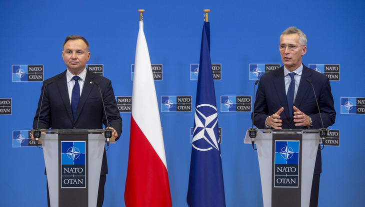 Andrzej Duda és Jens Stoltenberg a sajtótájékoztatón elmondta, a NATO nem avatkozik  bele a konfliktusba Fotó: NATO