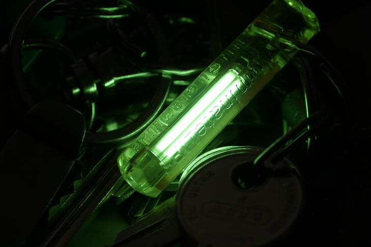 Tríciumtól a sötétben világító kulcstartó. Fotó: Wikimedia/Cgommel