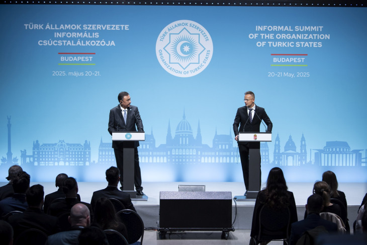 Szijjártó Péter külgazdasági és külügyminiszter és Kubanicsbek Ömüralijev, a Türk Államok Szervezetének főtitkára a Türk Államok Szervezetének informális csúcstalálkozóját követő sajtótájékoztatón a Várkert Bazárban 2025. május 21-én. 